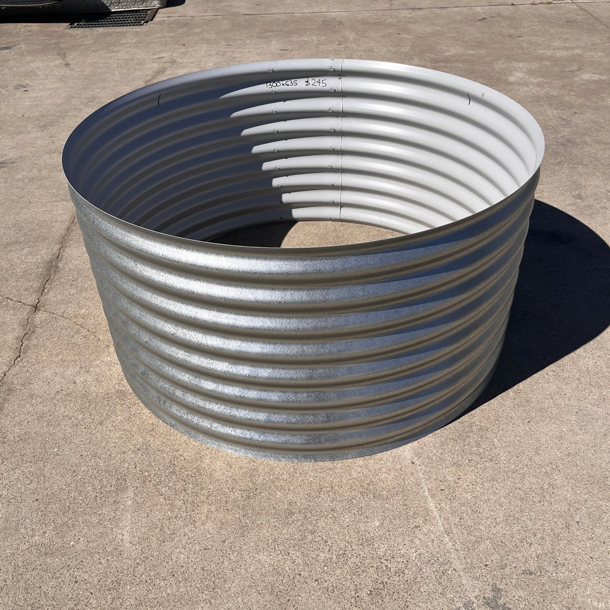 1300 x 635 Round Garden Bed