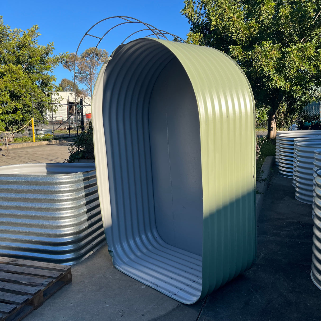 1800 x 1150 x 635 Wood Hutch