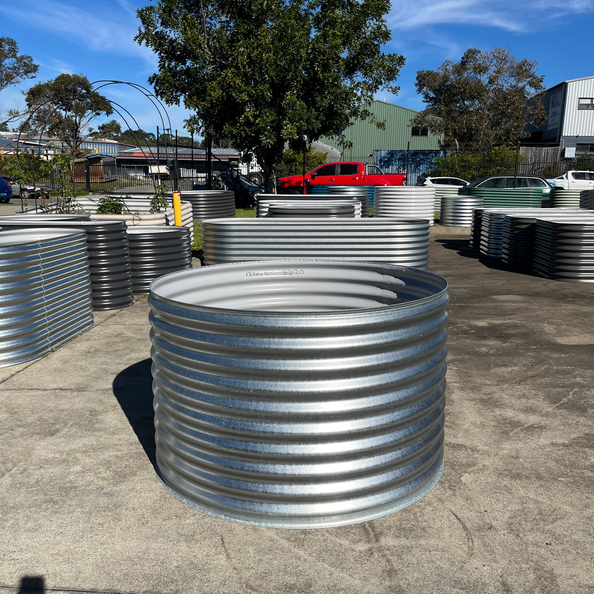 1250 x 810 Round Garden Bed